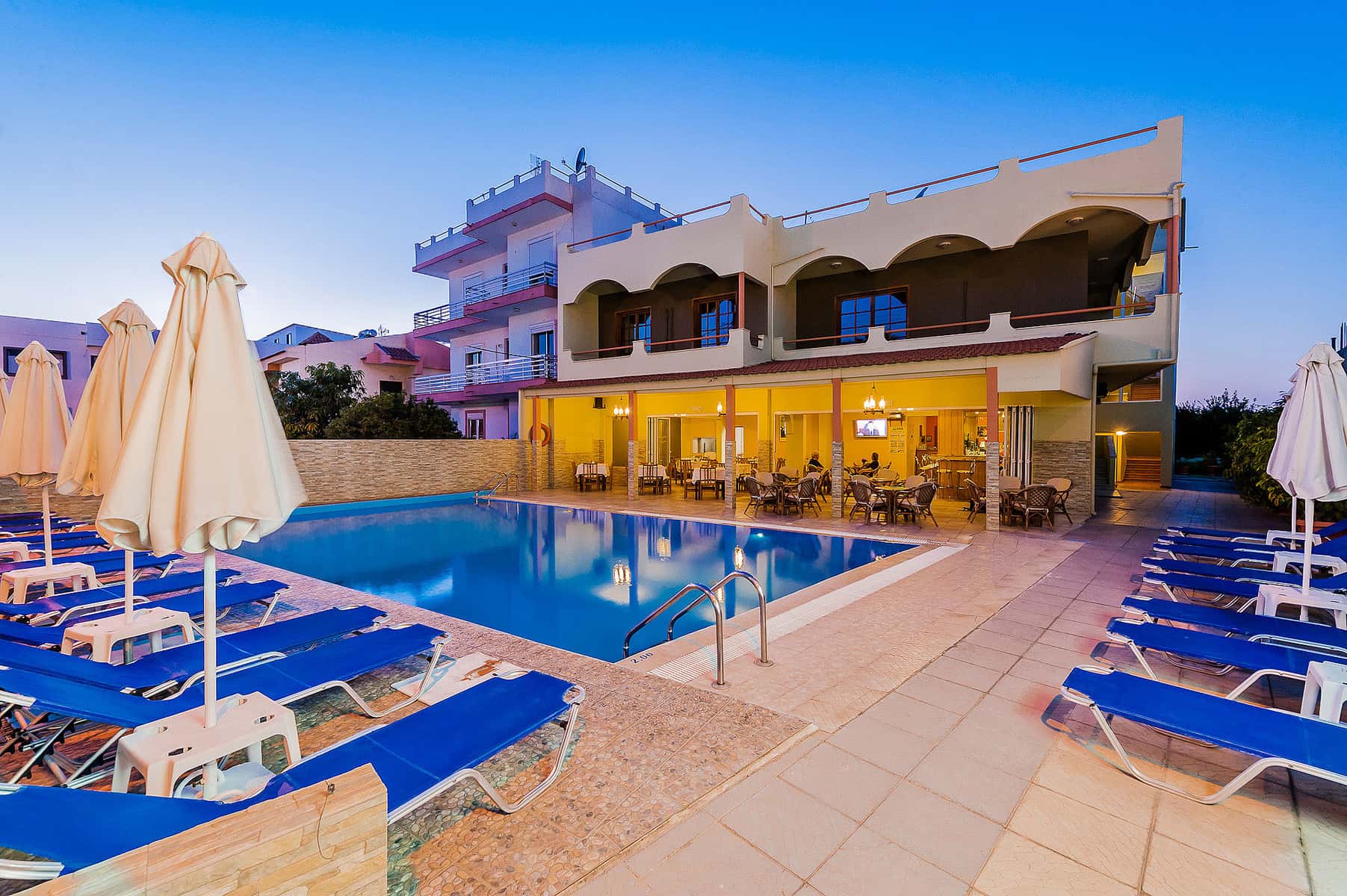 Hotel & Pool